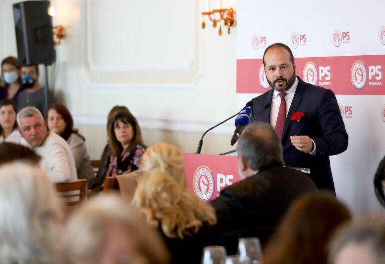 PS nunca permitirá regresso ao passado nem limites às liberdades de Abril