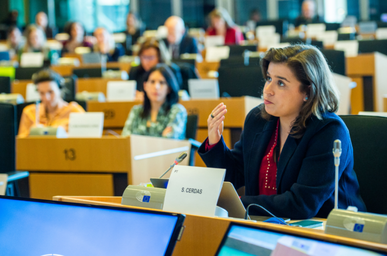 Sara Cerdas insiste em maior transparência da UE na aquisição de vacinas COVID