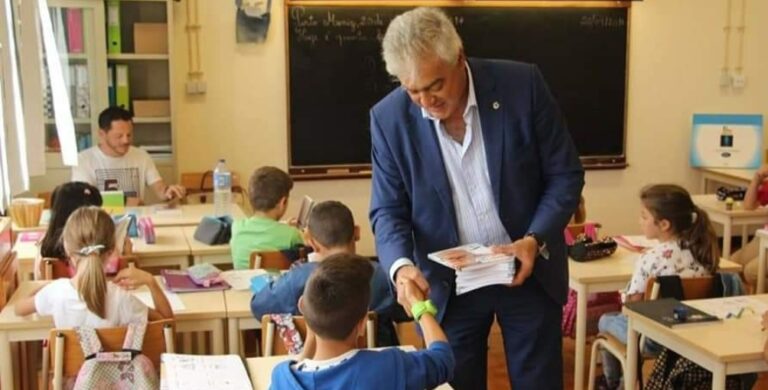 Distribuição de manuais escolares arranca esta semana no Porto Moniz
