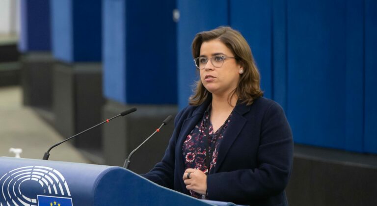 Sara Cerdas pressiona Comissão Europeia para a compra conjunta de medicamentos essenciais