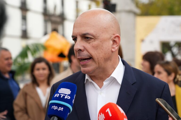 Cafôfo critica Governo Regional por continuar a esbanjar dinheiro em “tachos” mesmo estando em gestão