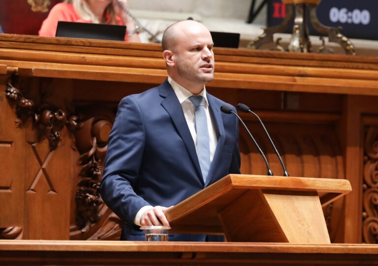 Iglésias confronta Montenegro com as promessas por cumprir e o desprezo pela Madeira